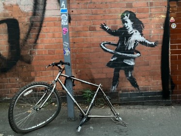 Schilderij van Banksy, een meisje met een hoela hoep. 