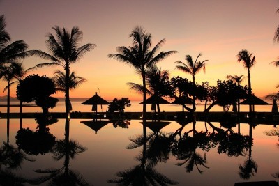 zonsondergang met palmbomen in Bali
